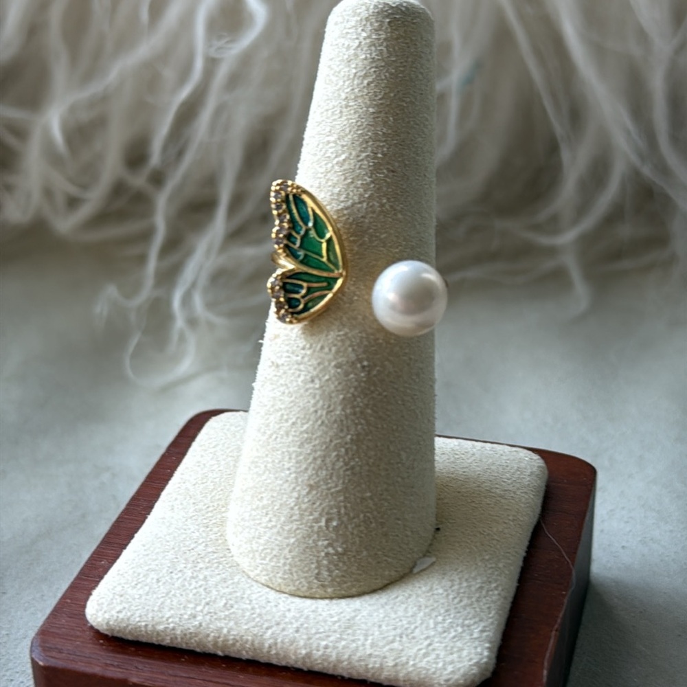 Stunning White Round Freshwater Pearl Ring 🦋
